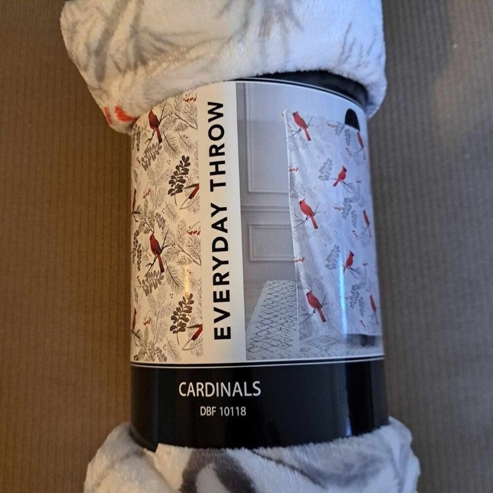 New Cardinals Bird Design Plush Gift Throw Blanket Cardinal Red Birds Soft NIP - Picture 4 of 4